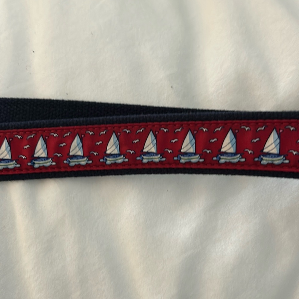 Vineyard vines belt sailboats red and blue